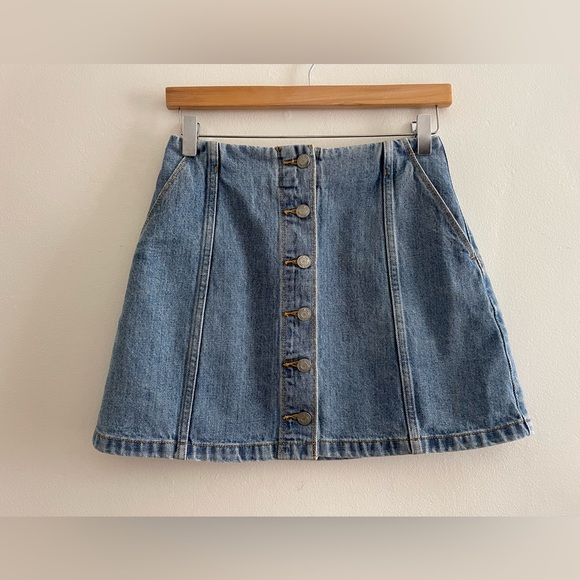 Aritzia Wilfred Free Ahrens Blue Demin Jean Button
Front Mini Skirt, Size 2 - Picture 4 of 14